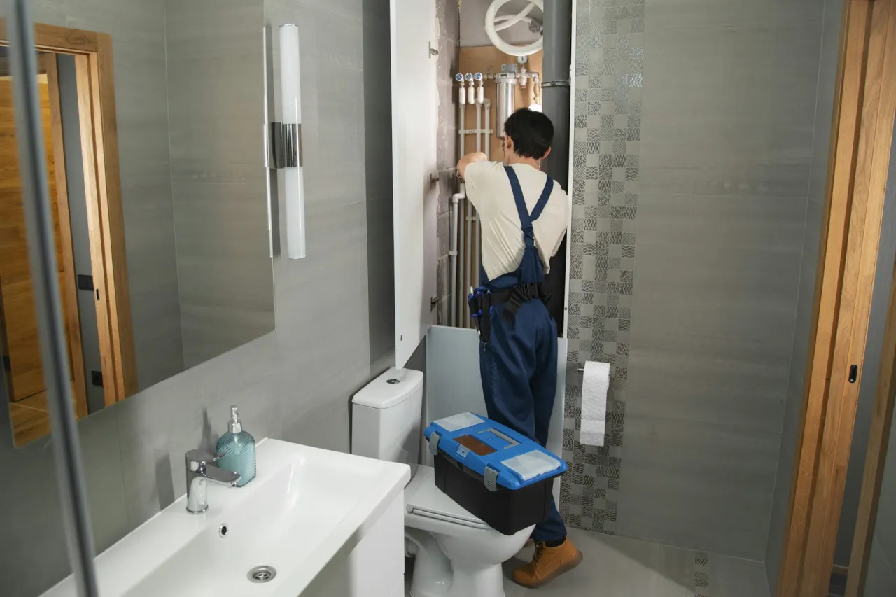 Fontanero de urgencias reparando un baño
